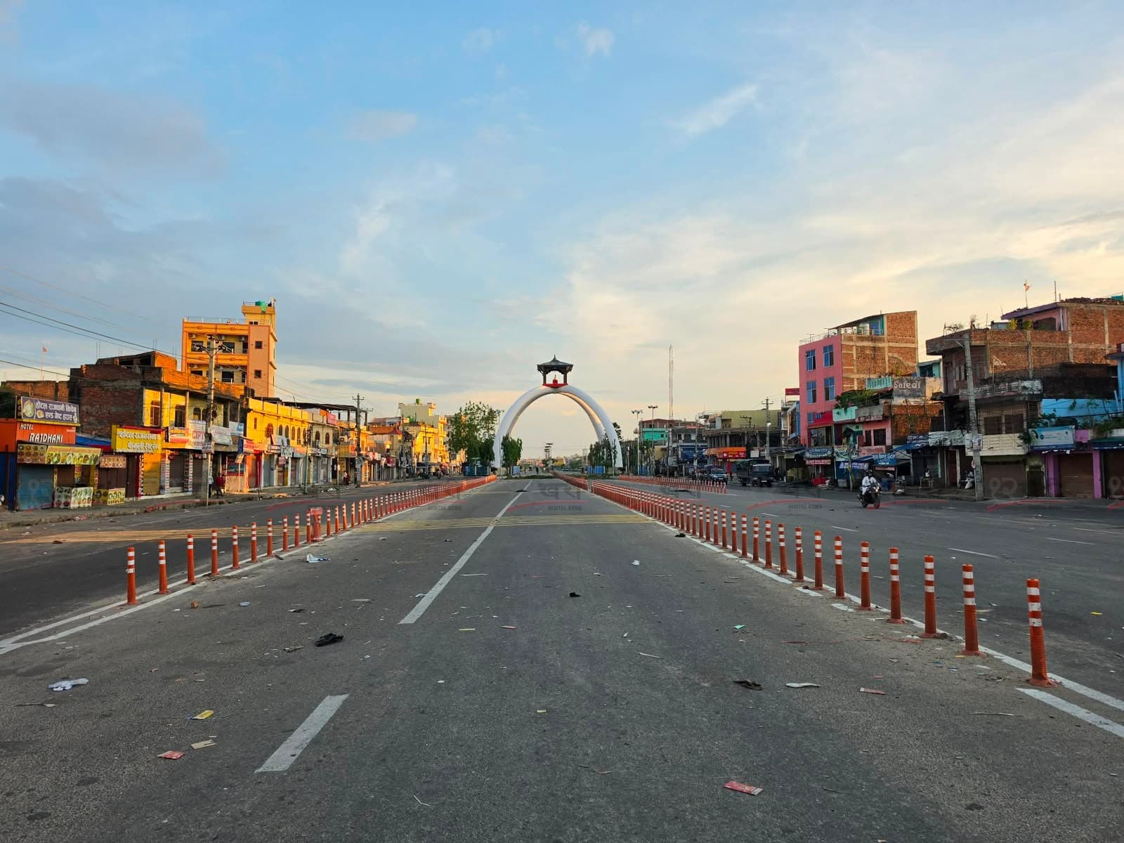 तराई अझै अशान्त : सुनसरीसहित चार जिल्लामा अनिश्चितकालीन कर्फ्यु, पर्सामा निषेधाज्ञा - Image 2
