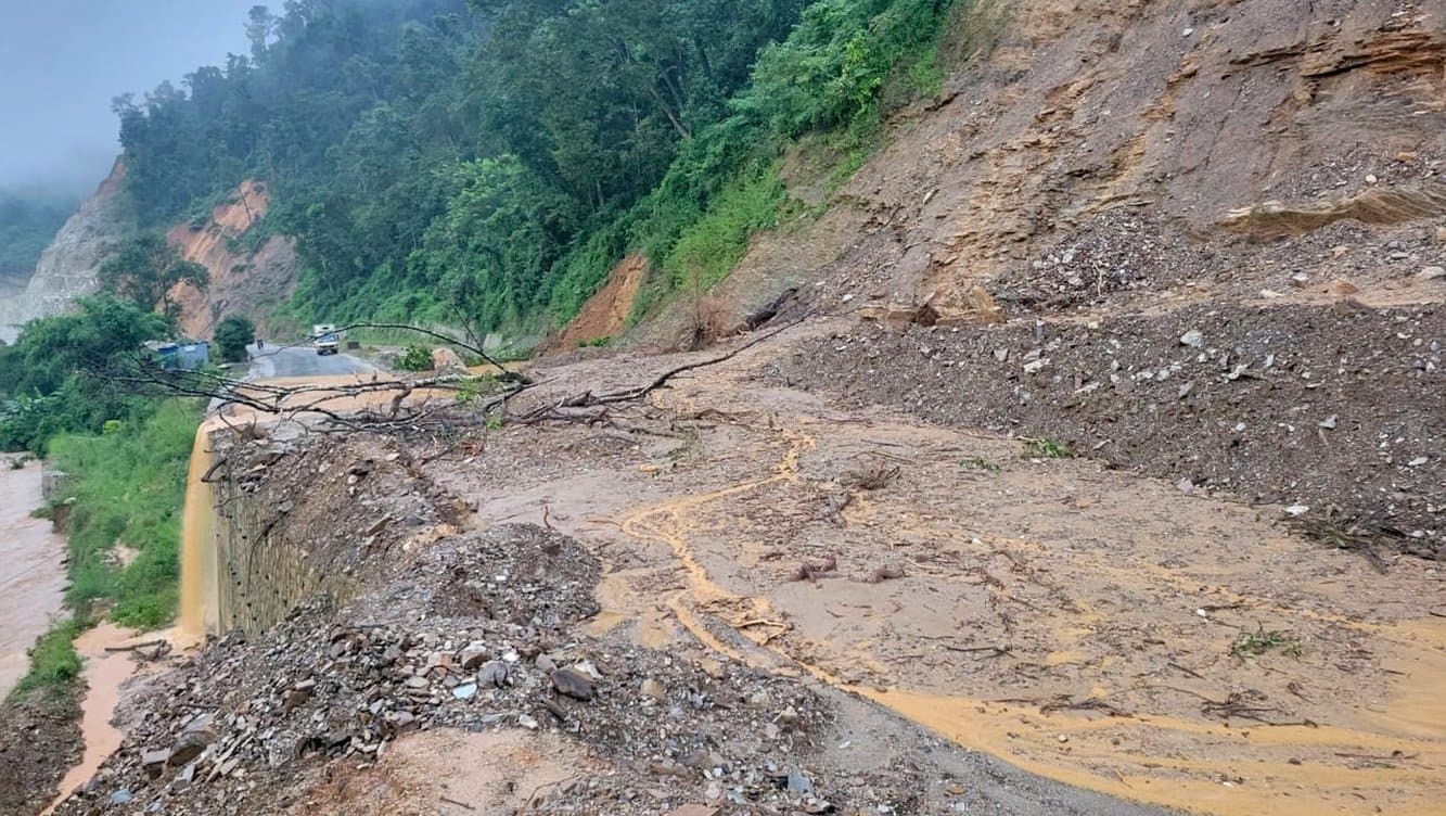 Continuous rain and landslides block multiple highways across nation - Image 1