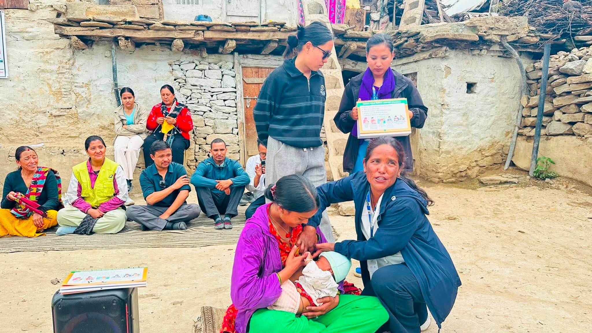 स्तनपान गराउने तरिका सिकाउँदै स्वास्थ्यकर्मी - Image 1