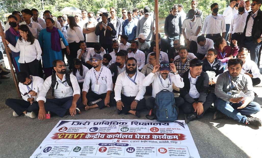 सीटीईभीटीका श्रमिक आन्दोलित : ७४ जनाको पुनर्वहालीसहित विभिन्न माग राख्दै केन्द्रीय कार्यालय घेराउको चेतावनी - Image 1