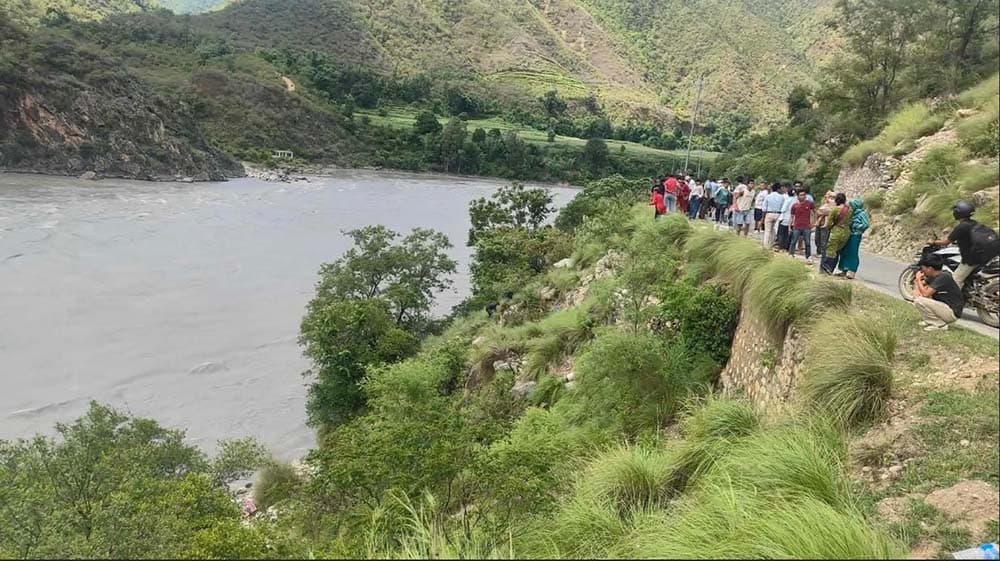 सल्यानमा बोलेरो जिप भेरी नदीमा खस्दा दुई बेपत्ता, दुई घाइते - Image 1
