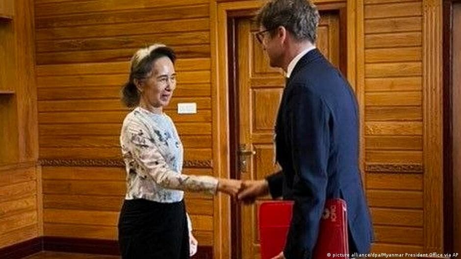 Aung San Suu Kyi Meets Red Cross Official in Rare Public Appearance - Image 1