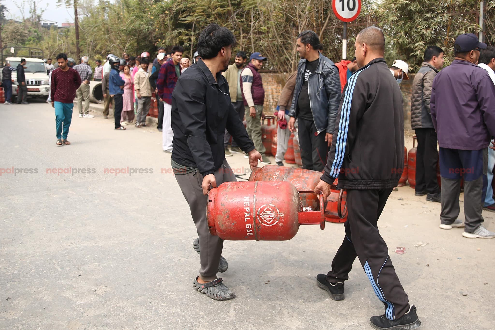 काठमाडौंका पाँच स्थानबाट भोलिदेखि ग्यास वितरण हुँदै - Image 1