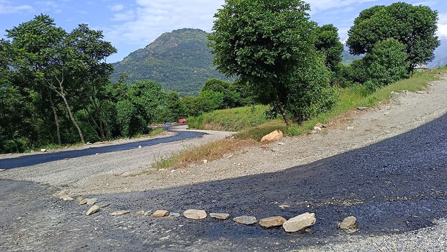 म्याग्दीका मुख्य दुई सडकमा रातिको समयमा यातायात सञ्चालनमा रोक - Image 1