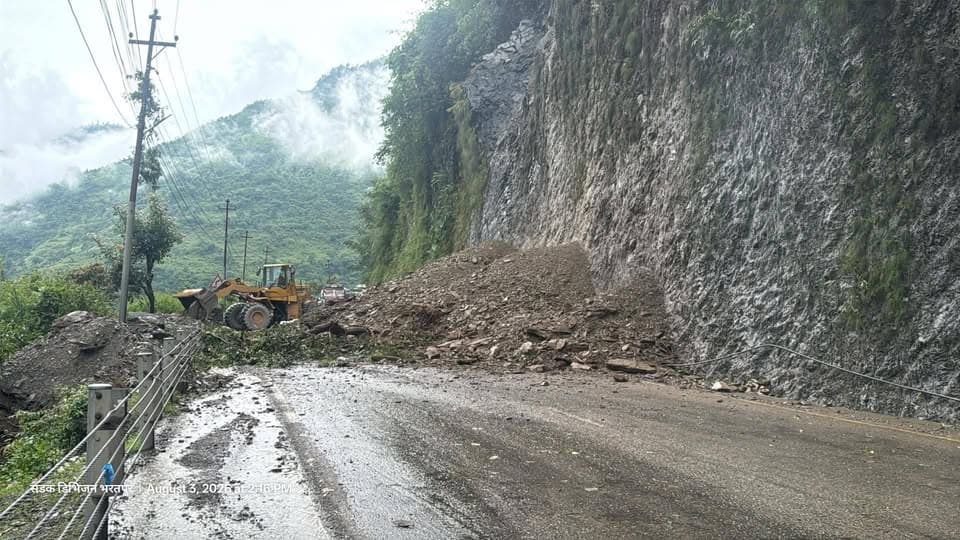 नारायणगढ–मुग्लिन सडकको नाम्सी पुलमा पहिरो, यातायात सेवा प्रभावित - Image 2
