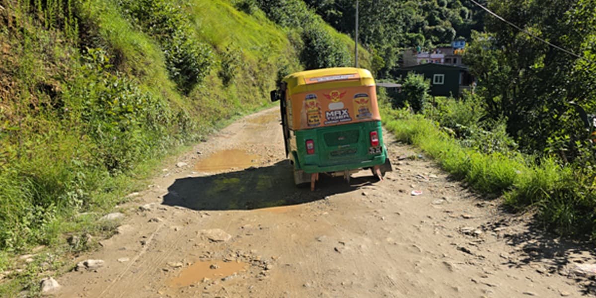 नौ वर्षपछि ओखलढुङ्गा –रुम्जाटार सडक पुनः कालोपत्र गरिँदै - Image 1